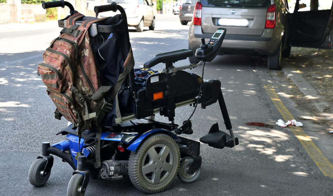 Foggia, neppure le carrozzine per disabili lasciano in pace: vermi! 