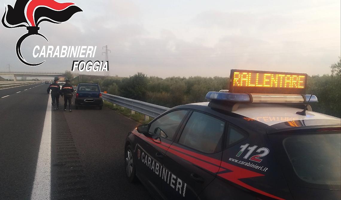 Fuga da film in autostrada, senza patente, di due giovani foggiani fermati dai Carabinieri