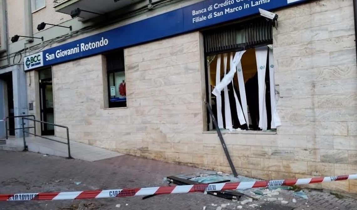 Assalto alla Banca di Credito Cooperativo di San Marco: sfondano il muro con una pala meccanica
