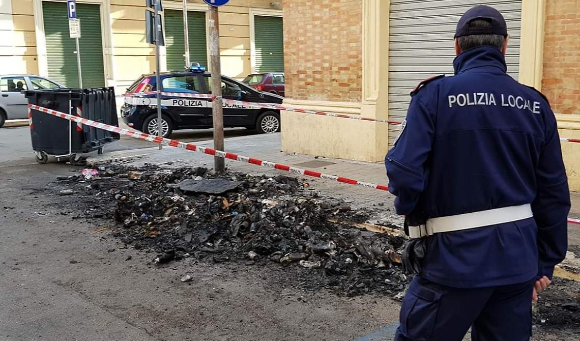 La Polizia Locale di Foggia acciuffa vandalo dei cassonetti dell'immondizia: un marocchino di 45 anni