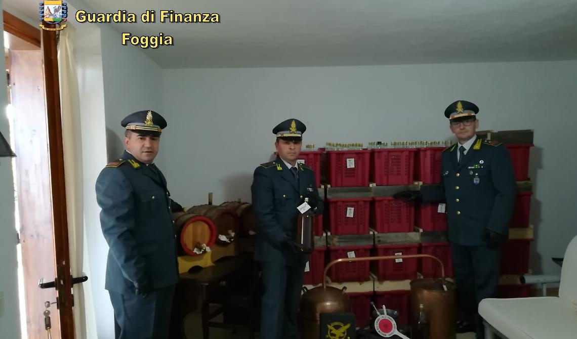 La GdF scopre dove si facevano i grappini clandestini a Vieste: mille litri di contrabbando