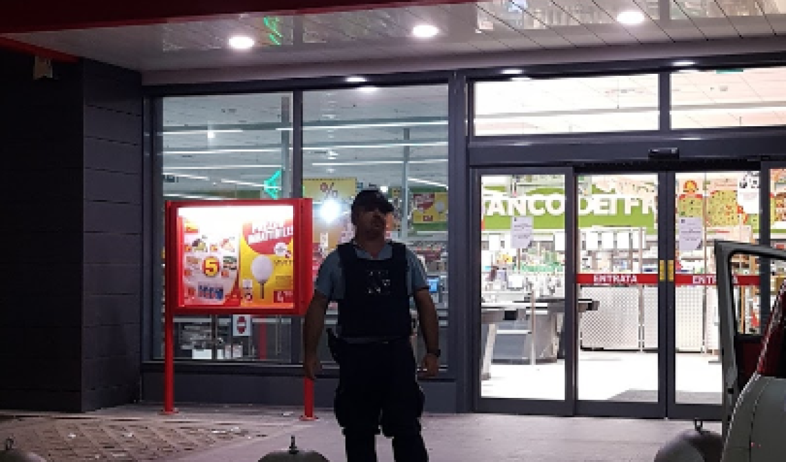 Delinquenti mattinieri ripuliscono il Penny Market di Cerignola