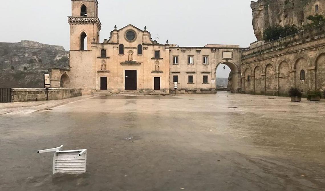 Maltempo, Il ministro Costa alle Regioni: «I fondi per la messa in sicurezza ci sono, vanno spesi». 