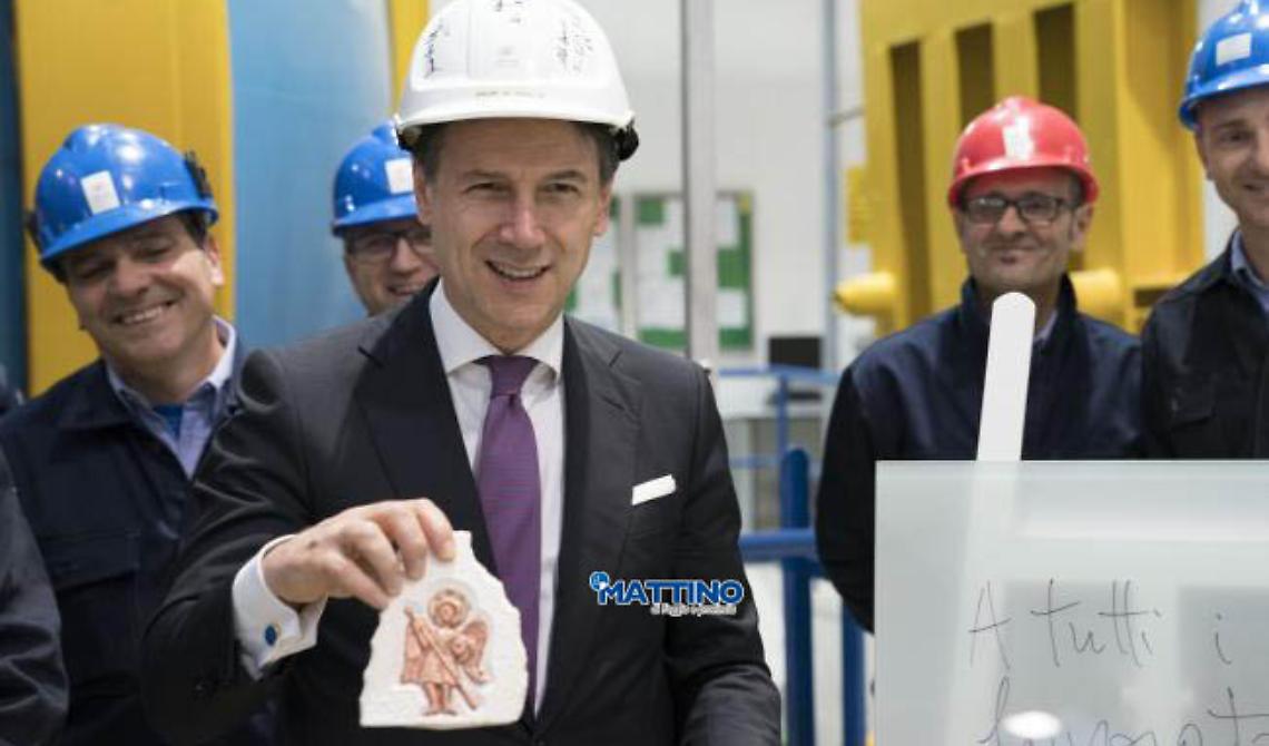 Caschetto in testa e San Michele tra le braccia: Conte si cautela così contro i demolitori del suo Governo