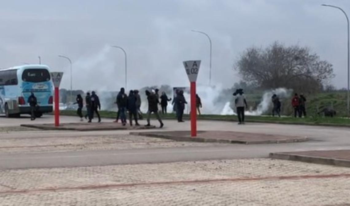 Migranti contro "la filiera di sfruttamento" del GrandApulia: centro commerciale inaccessibile, scontri con la Polizia