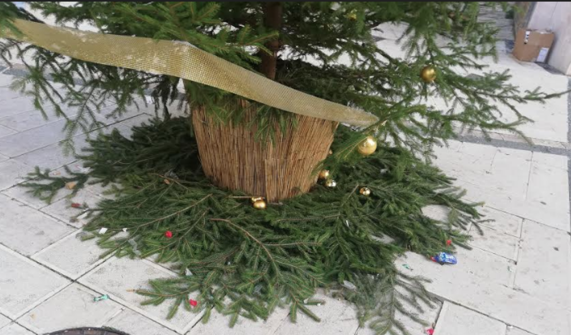 A San Severo rompono pure  le palle all'albero di Natale