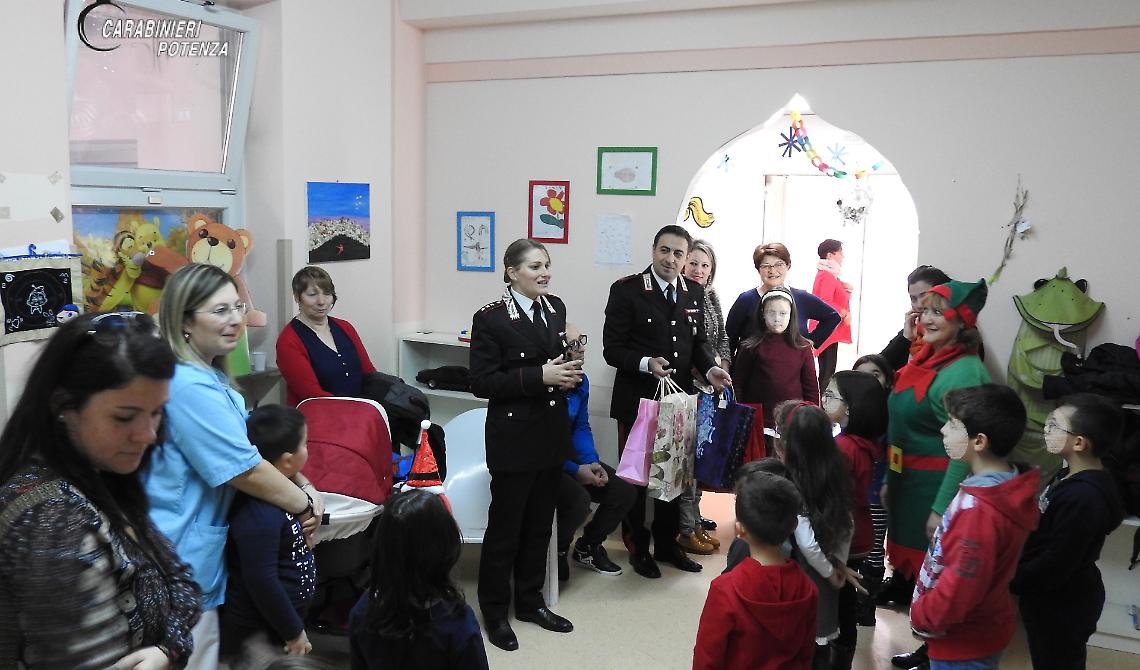 Villa d'Agri, i carabinieri portano la gioia del Natale nel reparto di Pediatria