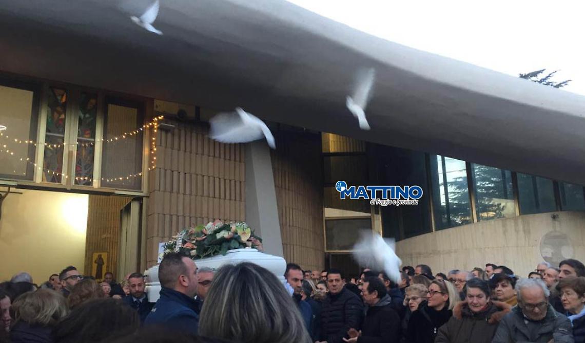 Sono un volo di colombe bianche le lacrime di Foggia per Ilaria