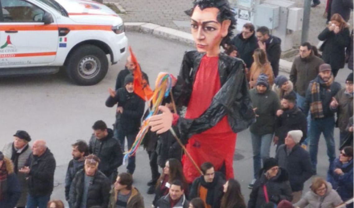 "Foggia libera Foggia", in corteo anche "Sid": il pupazzo contro le brutture della città