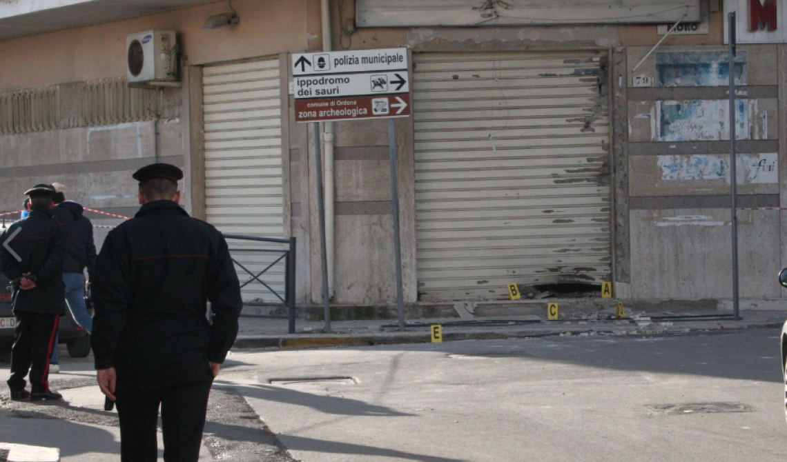 Finisce la marcia, tornano le bombe: ad Orta Nova "salta" l'ingresso di un negozio di biancheria intima