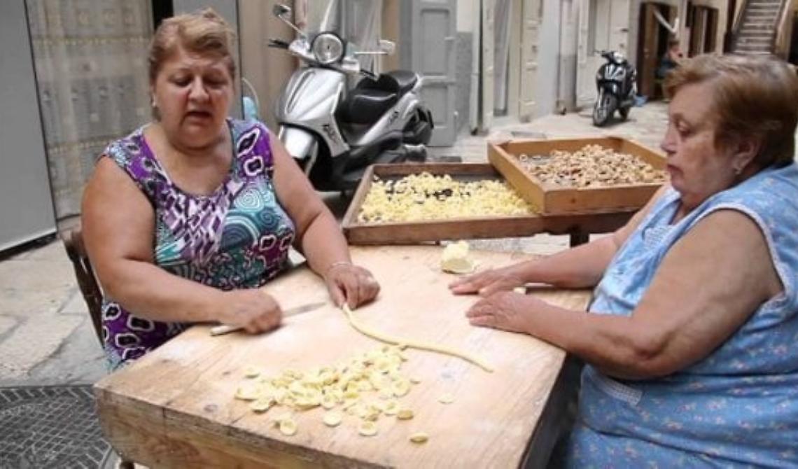 Le orecchiette di Nunzia Caputo, del borgo antico di Bari, diventano un caso internazionale: il New York Times le vuole nel suo travel show