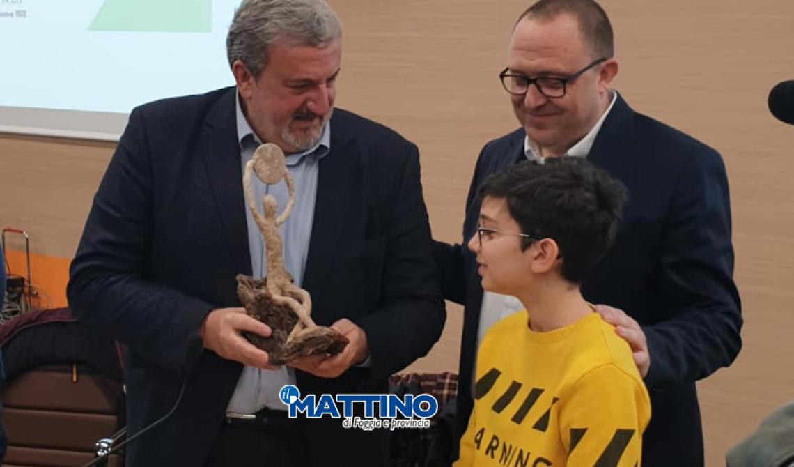 Il premio di Emiliano a Potito di Stornarella, piccolo eroe del clima: "E' la Puglia intera che ti ringrazia" 