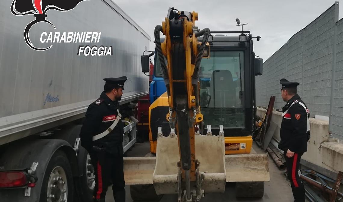 I Carabinieri scoprono a Cerignola un escavatore e un camion rubati a Segrate