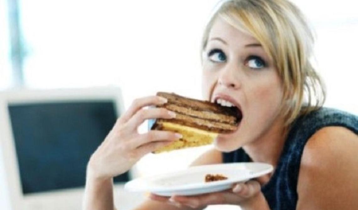 Mangiando gli stessi alimenti, ingrassiamo più a colazione o più a cena? 