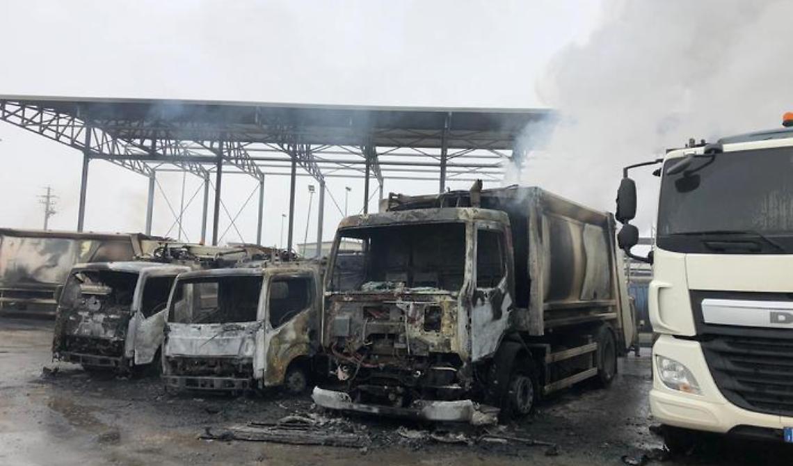 Incendio dei mezzi per la raccolta rifiuti a San Severo, il sindaco rassicura sull'inquinamento. Riunione straordinaria ordine pubblico in Prefettura