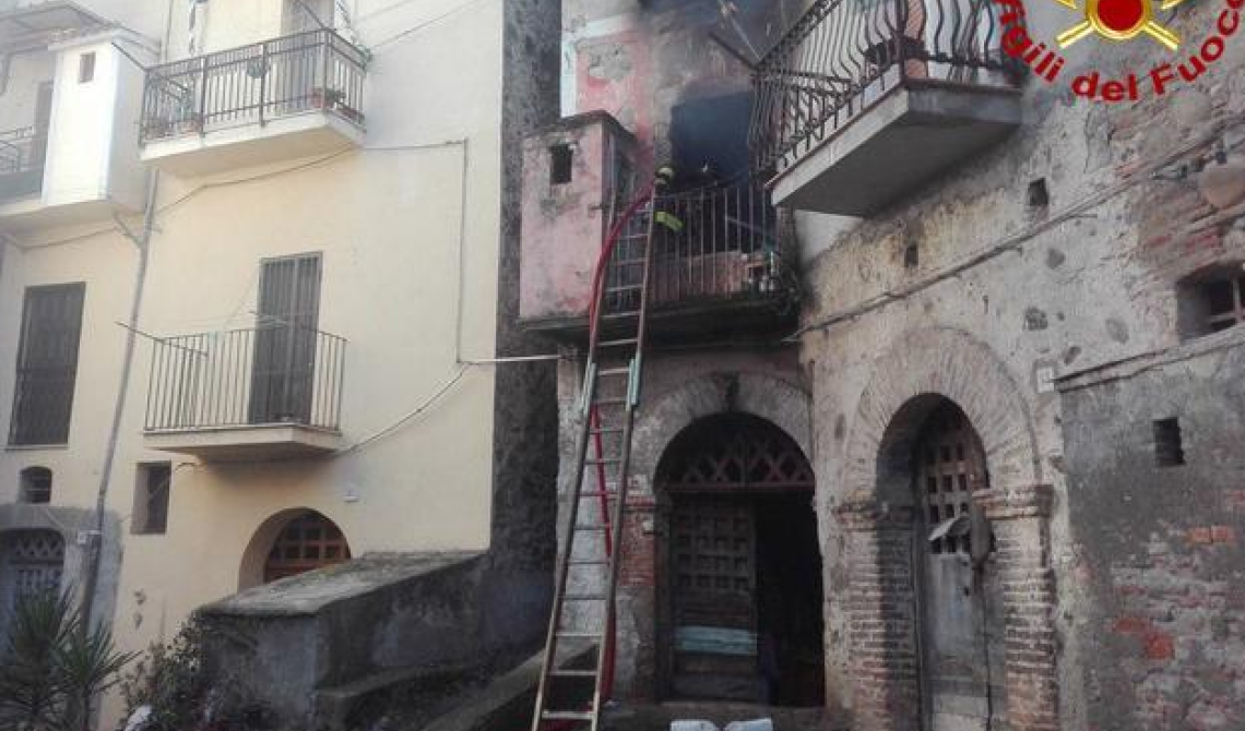 Muore tra le fiamme nel seminterrato del suo appartamento a Sant'Arcangelo