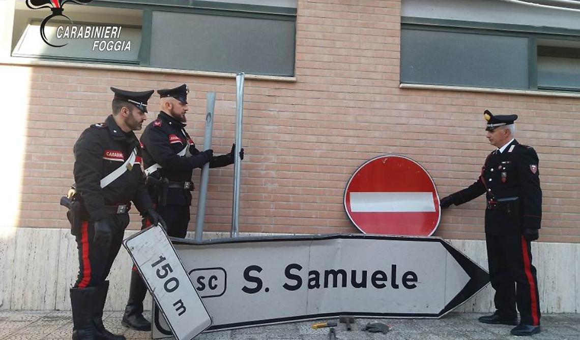 Tenta di portare via il segnale stradale per "San Samuele", arrestato 44enne pregiudicato di Cerignola