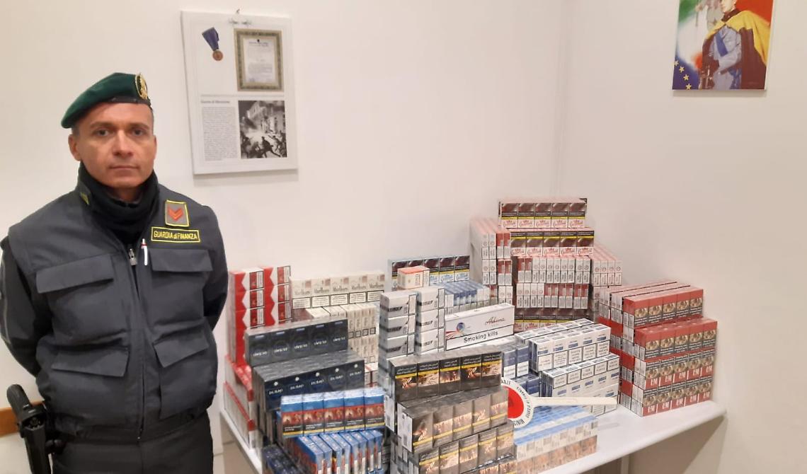La GdF becca al casello di Candela una coppia di contrabbandieri con duemila pacchetti di sigarette