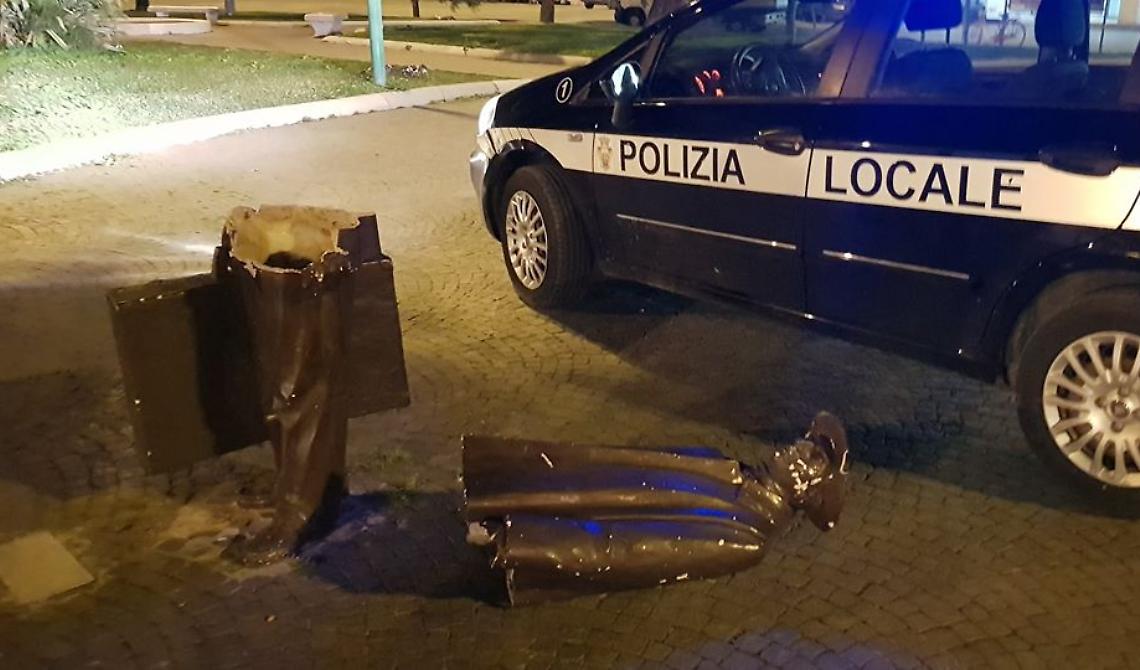 Delinquenti e pure cretini: la statua del "Viaggiatore" spezzata in due a Foggia