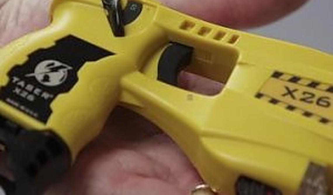 Foggia, si presenta a casa dell'ex fidanzato armata di taser per riprendersi la roba