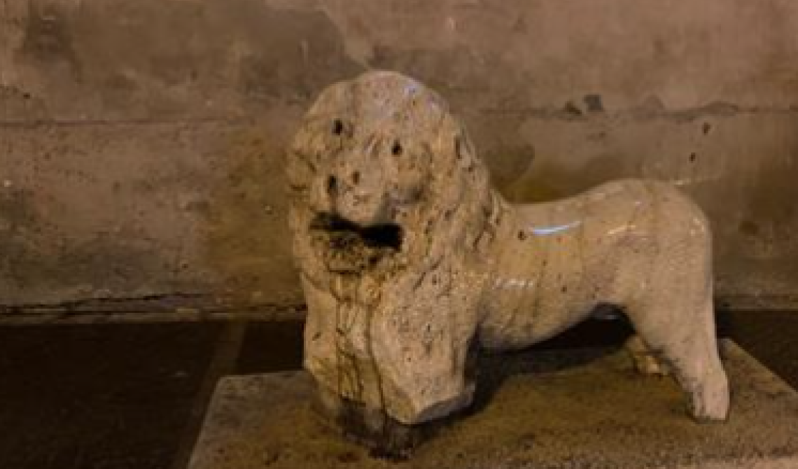 Ascoli Satriano, imbrattato il leone marmoreo di epoca romana a guardia della concattedrale