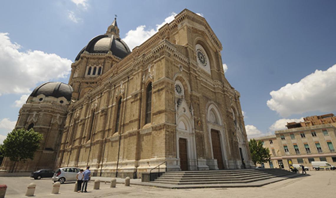 Armati di pistola, rapinano il parroco della cattedrale di Cerignola