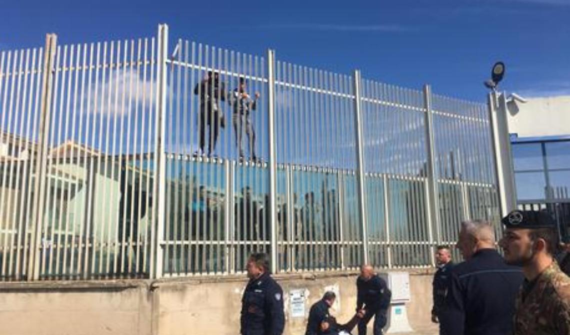 Rivolta al carcere di Foggia, 50 tentano di scappare: 30 sono stati acciuffati, si è sulle tracce degli altri fuggitivi