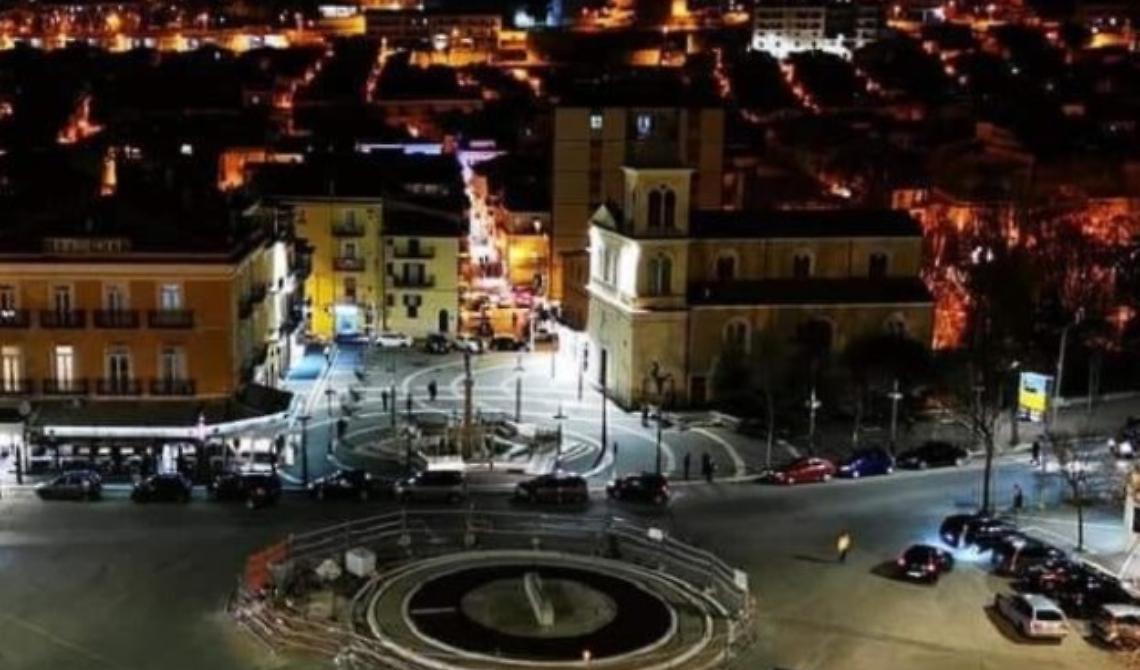 A San Marco, focolaio del #Coronavirus foggiano, si fa bisboccia per strada con giovanissimi rintanati a bere in un garage 