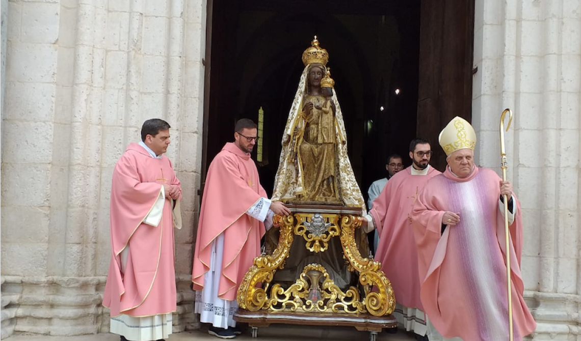 Covid-19, mons. Giuliano affida la comunità a Maria Vergine