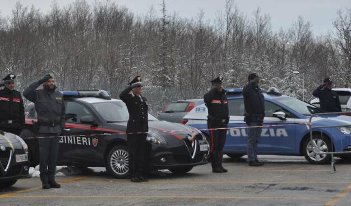 L'omaggio delle forze di polizia ai sanitari del "Cardarelli" di Campobasso, centro regionale per il Coronavirus