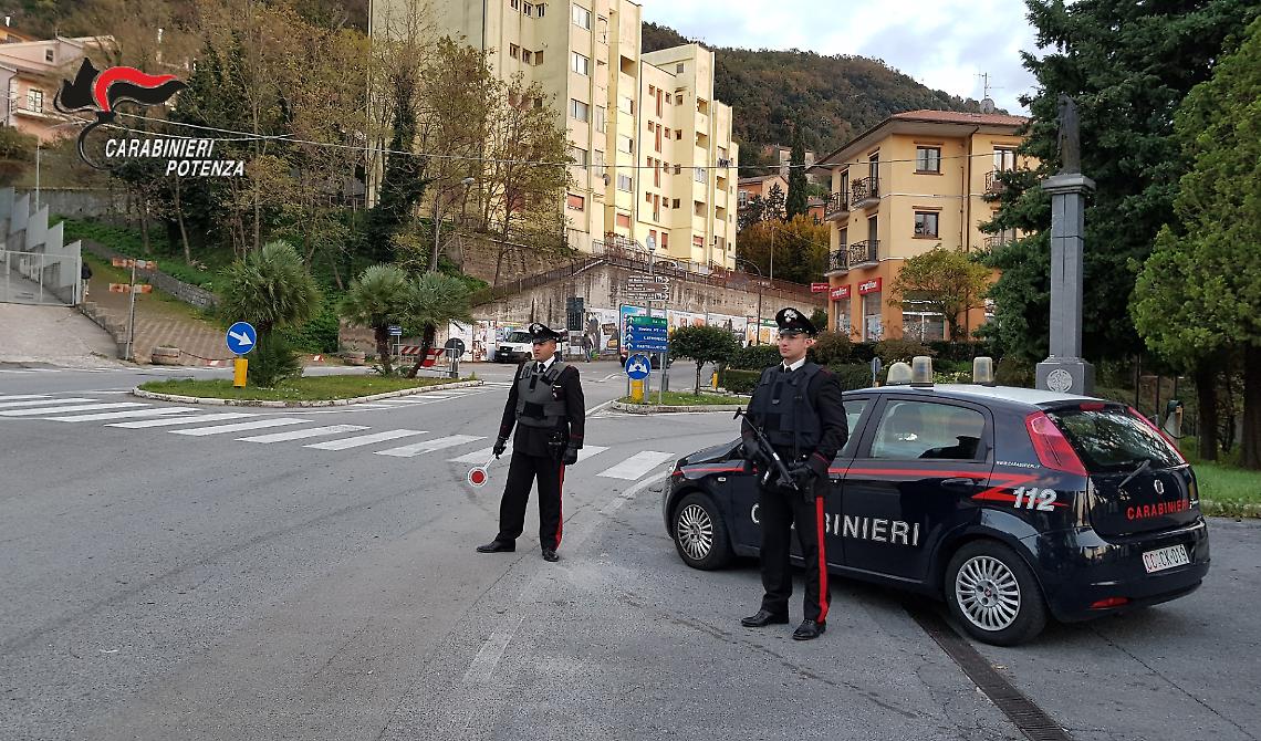 Coronavirus, a Lauria una concessionaria di auto, un antiquario, un fabbro, un bar e un autolavaggio se ne fregavano dei divieti: intervengono i carabinieri