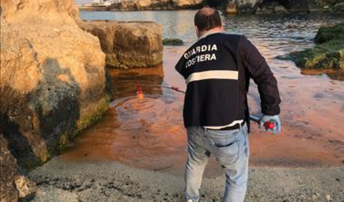 Da Mattinata a Bari, il mare pugliese si colora di rosso per le alghe: «Nessun pericolo per la salute», assicura l'Arpa