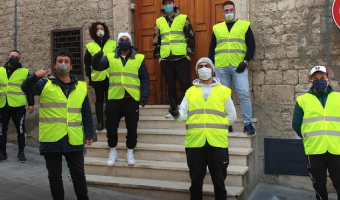 Lucania solidale: a Barile i volontari anti Covid hanno indossato una pettorina gialla per consegnare mascherine e pasti