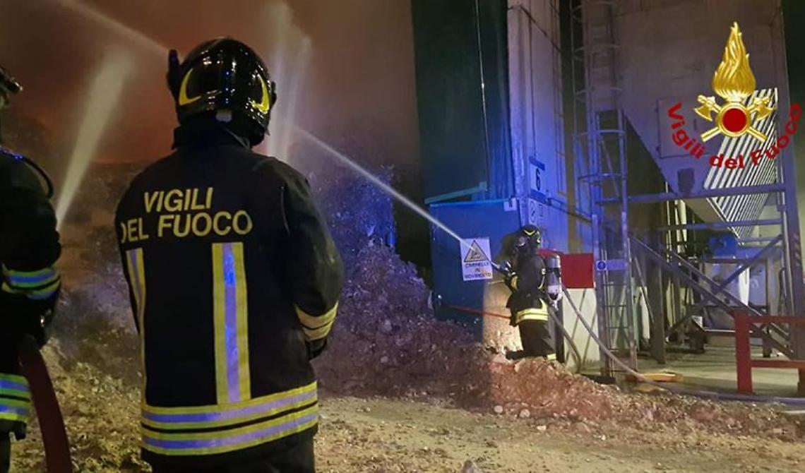 A Carapelle 4mila cassoni per ortaggi andati a fuoco, forse per dispetto