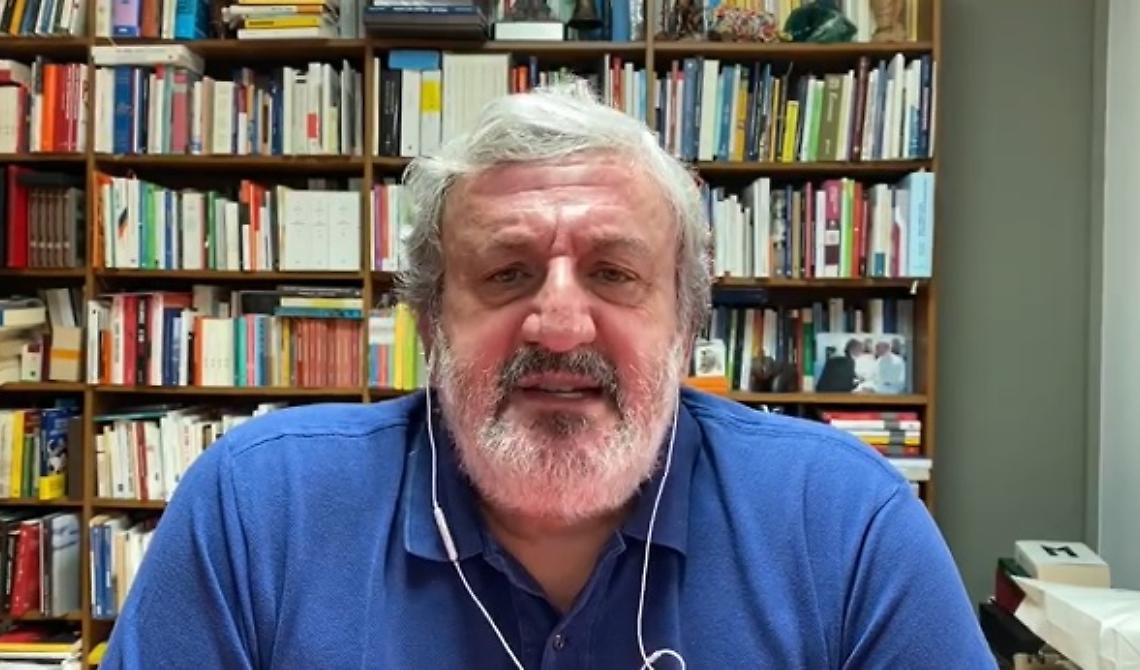 Emiliano non ne può più della barba lunga e riapre i parrucchieri