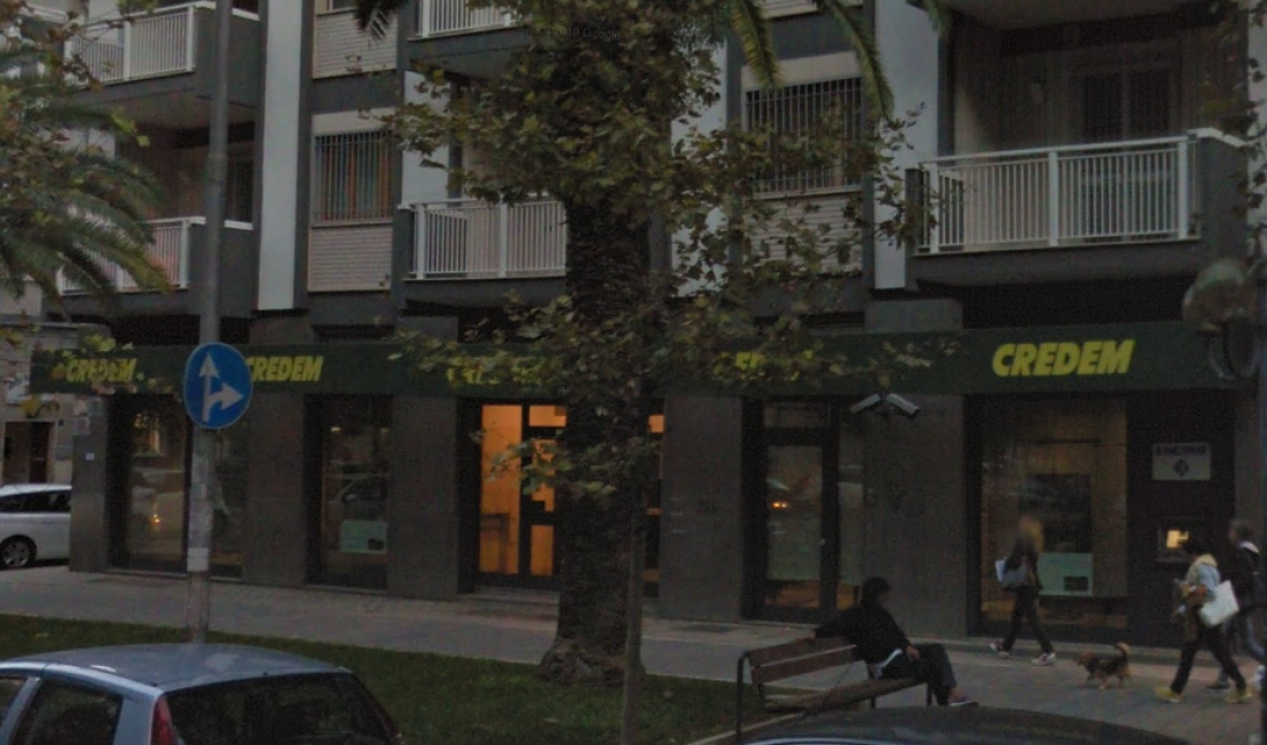 Colpo da "baseball" alla Credem di Foggia: il rapinatore fugge via con 3.500 euro