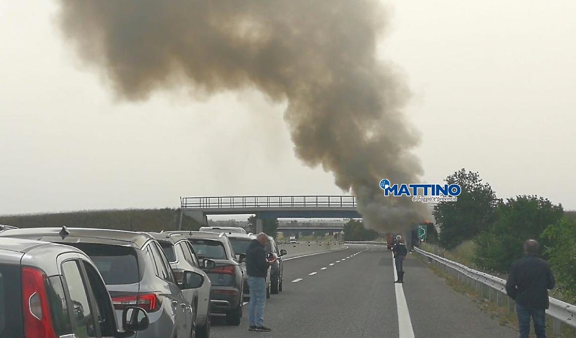Camion in fiamme sull' A16, riaperto il tratto tra Candela e Cerignola