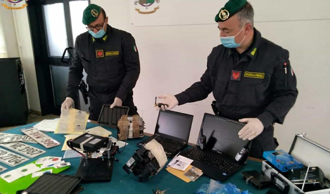 Rubavano le auto al nord, le trasferivano in provincia di Foggia e le "rigeneravano" con documenti da Germania e Belgio