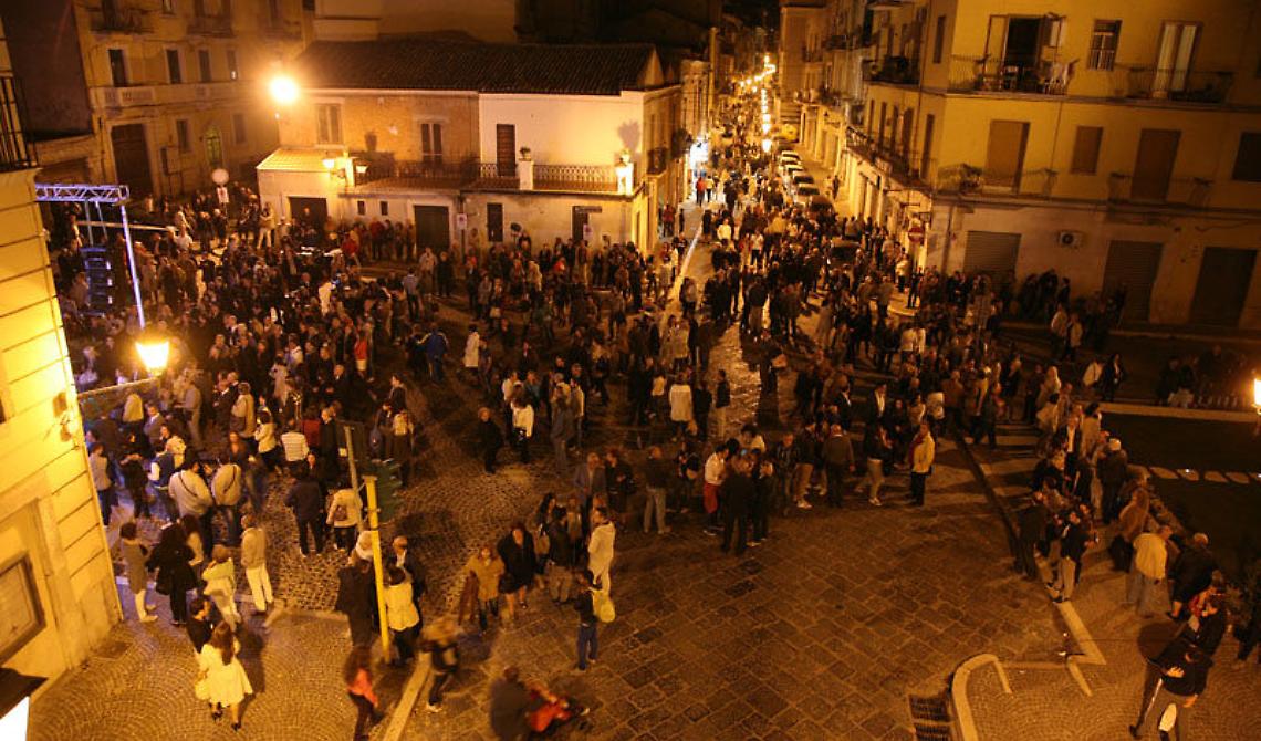Movida "libera tutti" (ma anche affollati festini in casa) a Foggia, Matera e Potenza. Dal Viminale ai giovani: «Fase pericolosa»