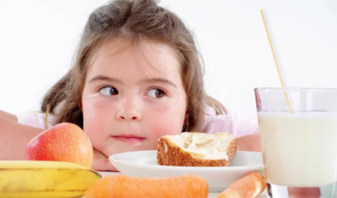 Occhio a cibo, peso e a pubblicità di schifezze alimentari: ecco come tutelare la salute dei bambini
