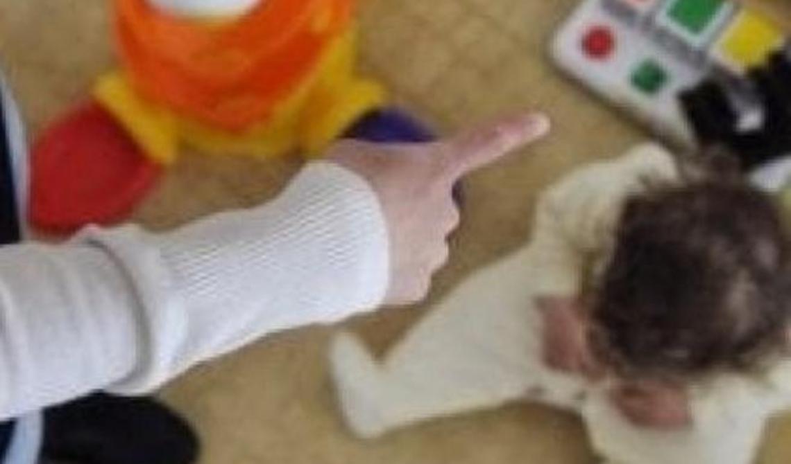 Schiaffi, colpi sulla testa e insulti: sotto inchiesta quattro maestre di asilo a Carapelle