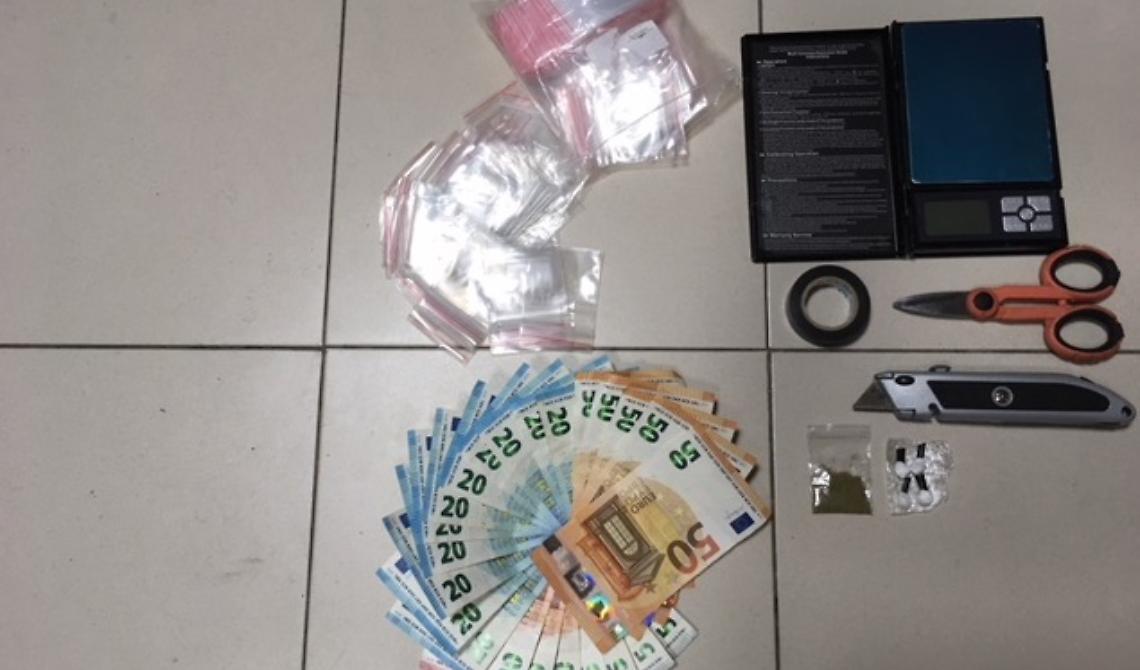 Spaccia droga sull'uscio e ne getta altra nella stufa accesa, i Carabinieri arrestano anche la fantasia di un giovane cerignolano 