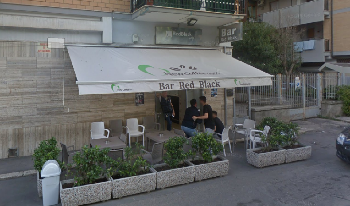 Foggia, malviventi incappucciati ripuliscono il bar "Red and Black" aggredendo il dipendente