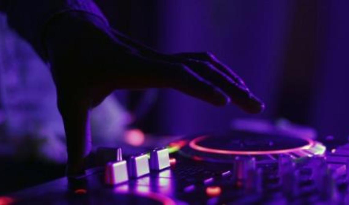 Serata disco con 800 persone a Borgo Cervaro, la Polizia interrompe le danze denunciando il titolare del locale