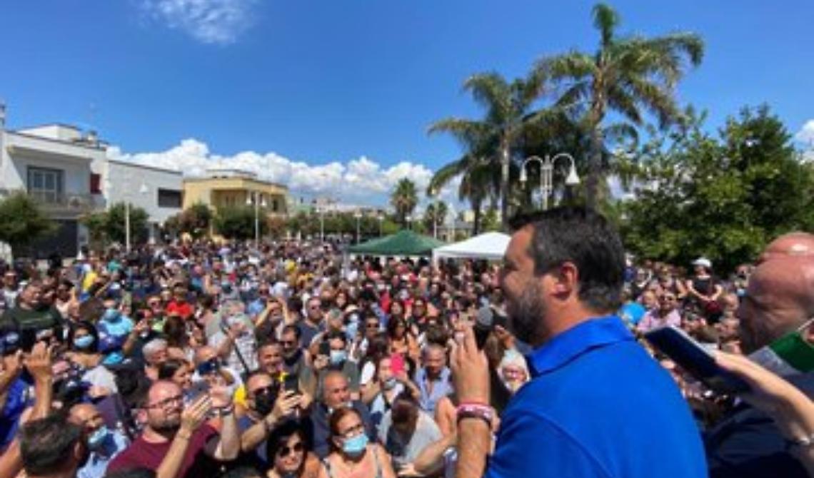 Tour di successo per Salvini in Puglia ma a coloro che lo contestano dice: «Sono i cani da guardia di Emiliano»
