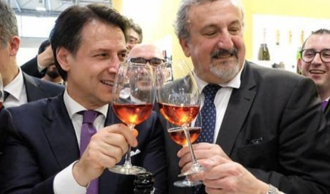E, tra Conte e Emiliano, siamo a "Oggi le comiche": il governatore firma i decreti per le elezioni, con «facoltà» di esprimere la preferenza di genere