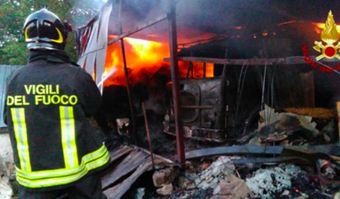 Filiano, si indaga sulle cause dell'incendio del capannone andato in fumo