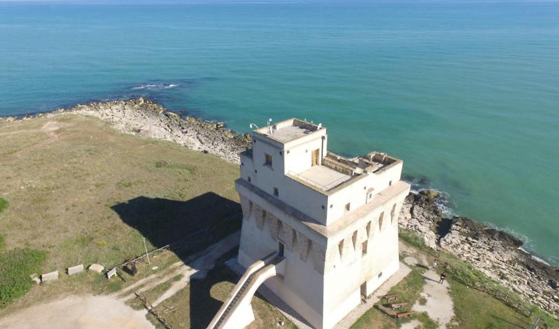 Sposini della Repubblica Ceca in luna di miele sul Gargano derubati di tutto, persino dei vestiti, a Torre Mileto