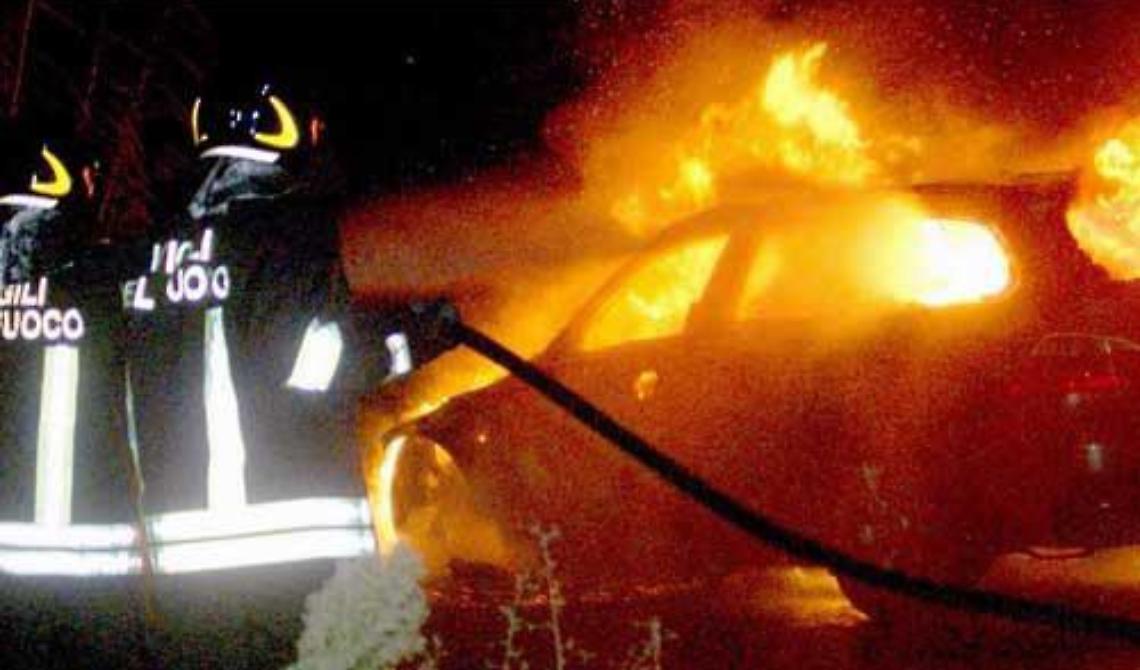 Incendio in un deposito giudiziario a Carapelle: in fumo sette auto e un trattore sotto sequestro
