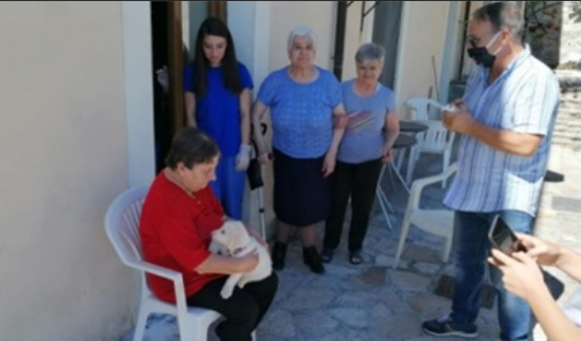 Grumento Nova, l'Oipa dona un cagnolino a una casa di riposo 